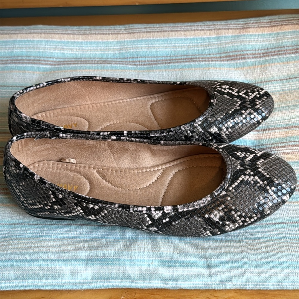 Old Navy snake print ballet flats NWOT